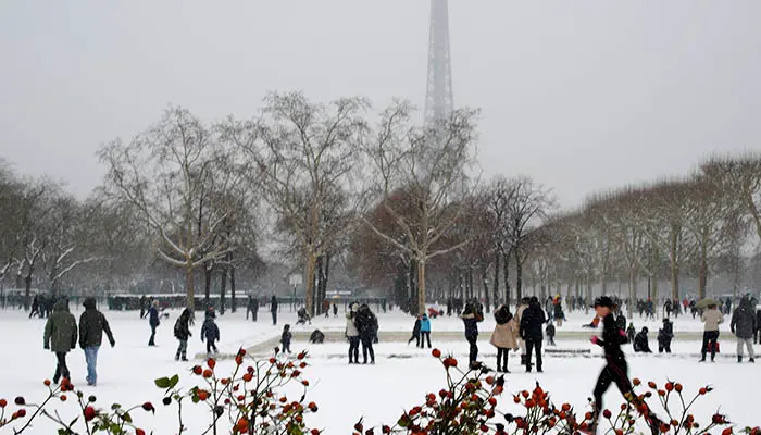 Snow in Champ de Mars and the Eiffel Tower (Paris)