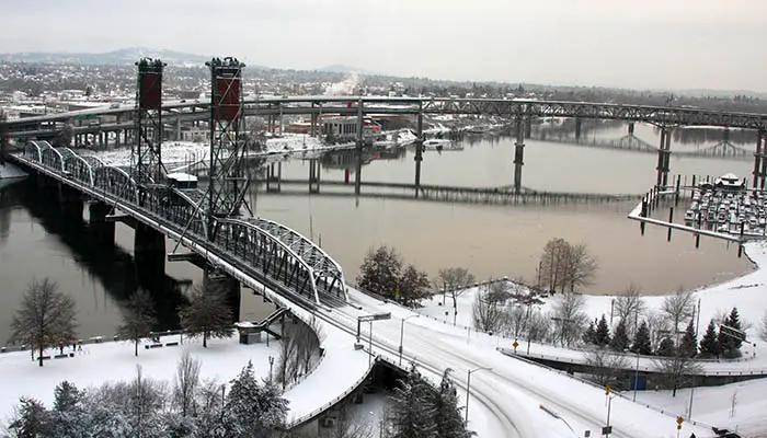 Snow in Hawthorne Bridge (Portland)
